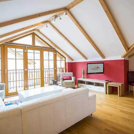 Modern Mountain Directly By Skiing Area راوريس